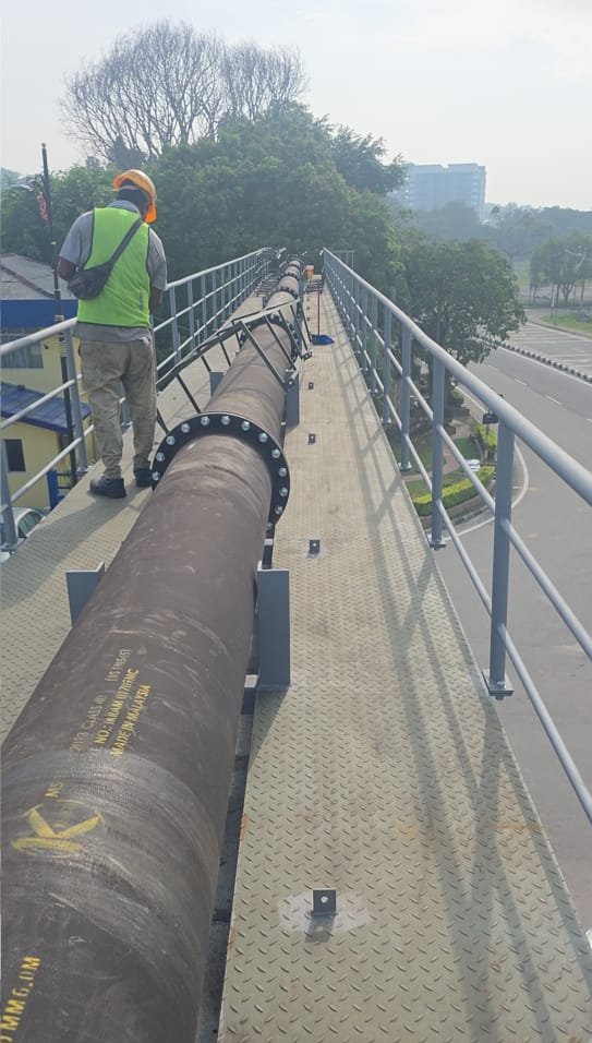 Water pipe installed along the pedestrian bridge