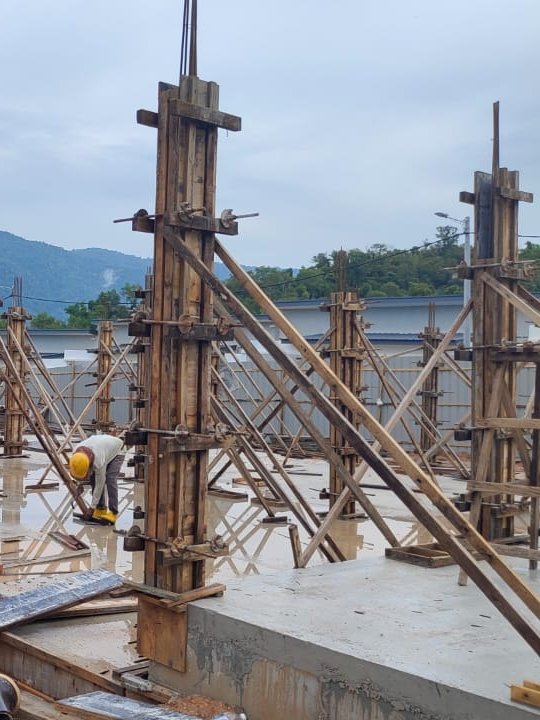 Column formwork going up