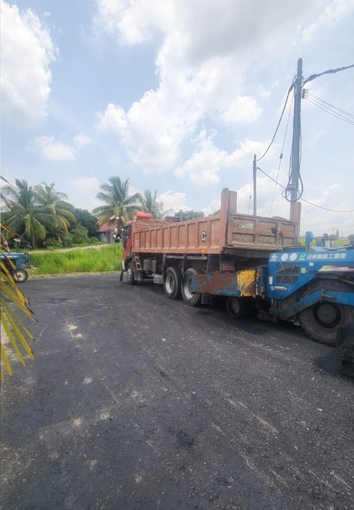 Tipper truck feeding the paver