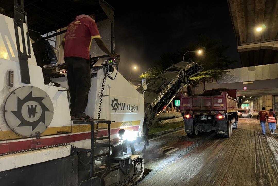 Night milling works with a Wirtgen milling machine and tipper truck, Langat 2 pipeline road reinstatement