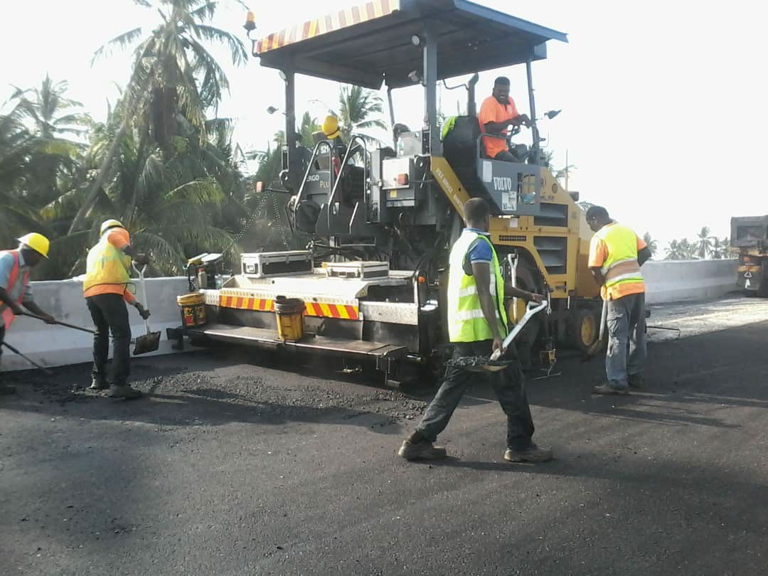 Premix paving crew